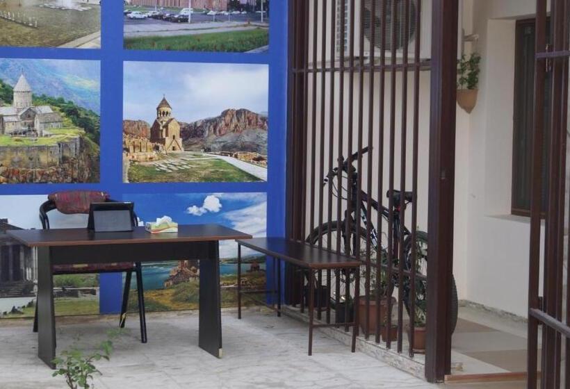 اتاق خانوادگی, Komitas Avenue Guest House