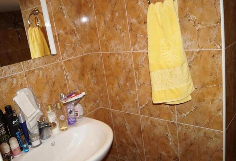 اتاق خانوادگی, Komitas Avenue Guest House