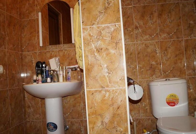 اتاق خانوادگی, Komitas Avenue Guest House