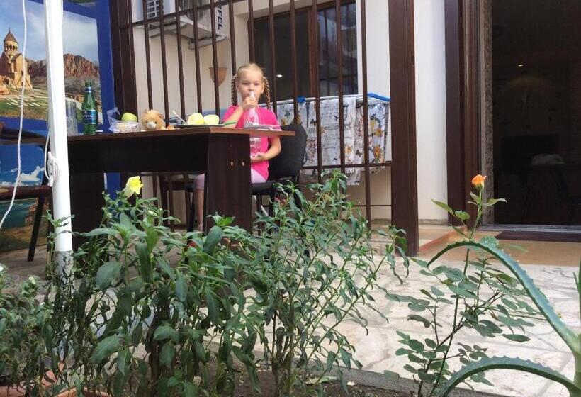 اتاق خانوادگی, Komitas Avenue Guest House