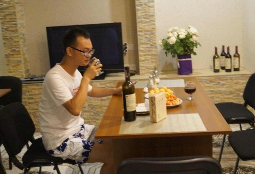 اتاق خانوادگی, Komitas Avenue Guest House