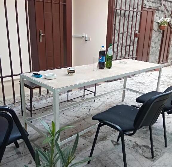 اتاق خانوادگی, Komitas Avenue Guest House