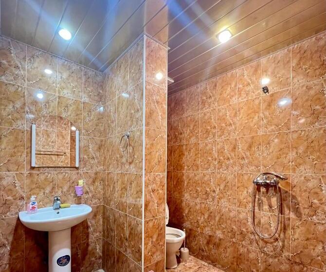 اتاق خانوادگی, Komitas Avenue Guest House