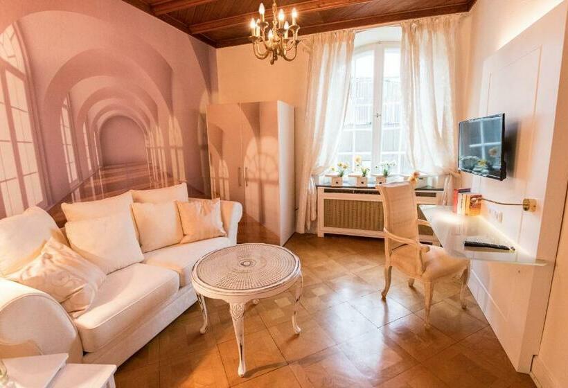 Suit Deluxe, Lübecker Krönchen