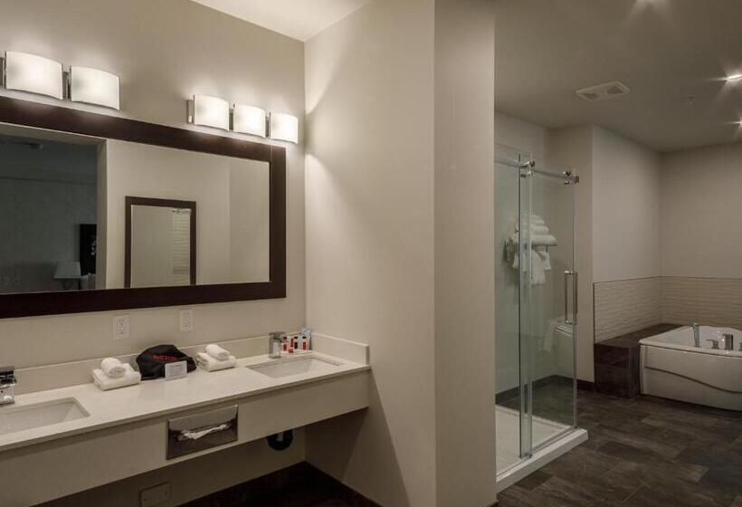 מיטת קינג בסוויטה, Ramada By Wyndham Revelstoke