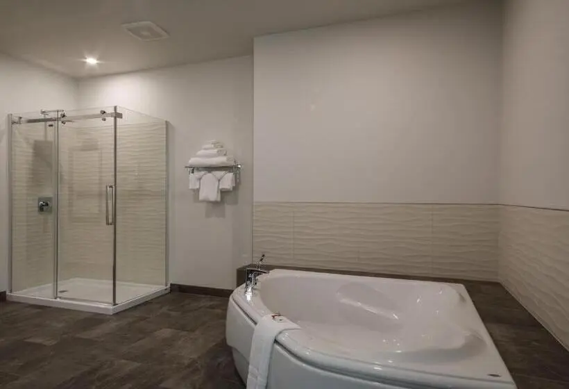 キングサイズベッドのスイートルーム, Ramada By Wyndham Revelstoke