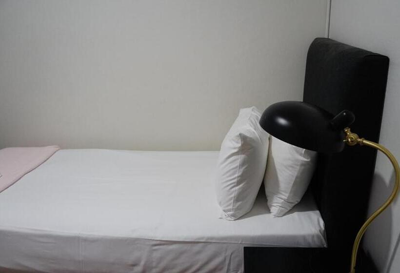 اتاق استاندارد یک نفره, The Tamworth