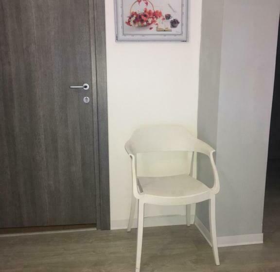 标准间, Almayer Noemi