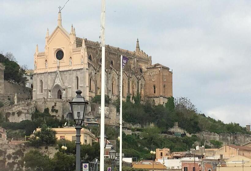 标准间, Almayer Noemi