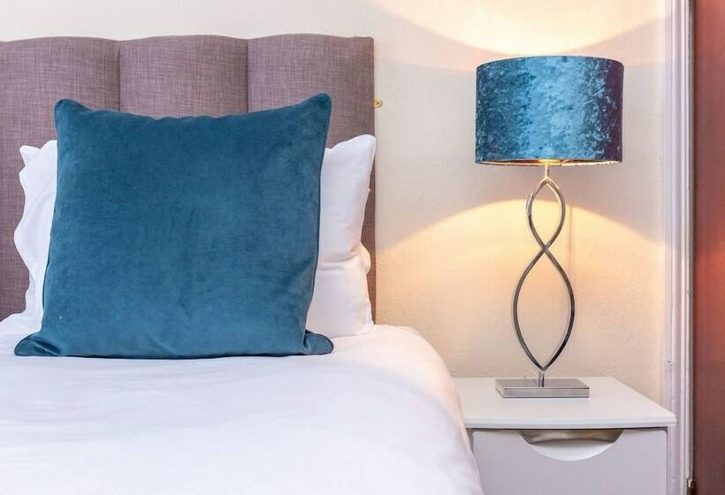 غرفة قياسية, Black Lion