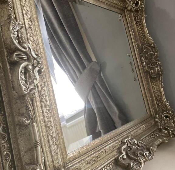 غرفة قياسية ثلاثية, Black Lion