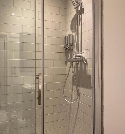 غرفة إقتصادية, Black Lion