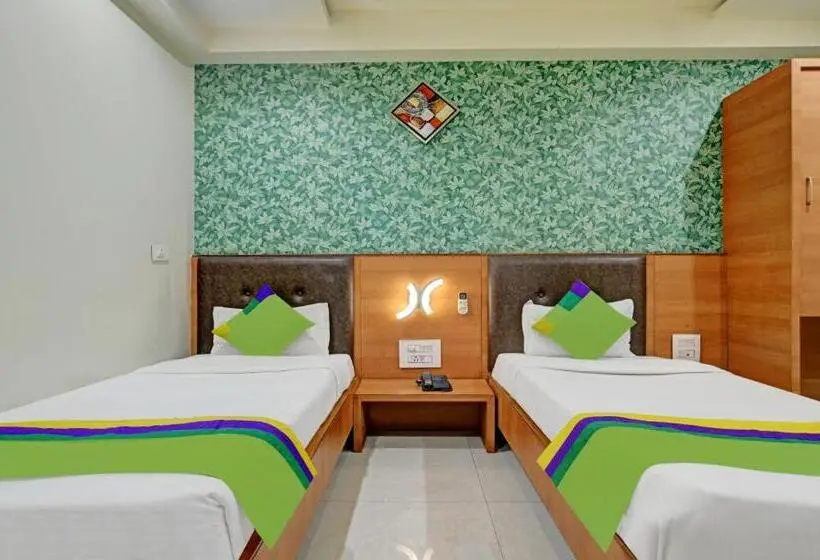 Classic Kolmen Hengen Huone, Collection O Hotel Johri Residency