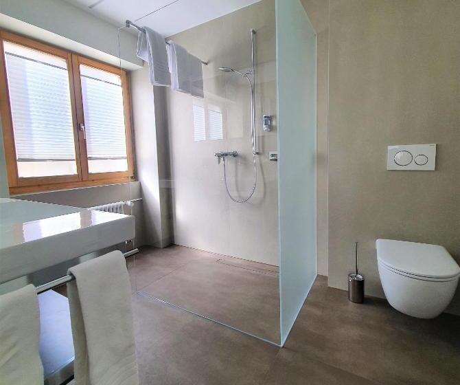 컴포트 룸, Restaurant Grina