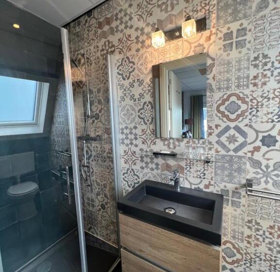 غرفة قياسية, West Inn