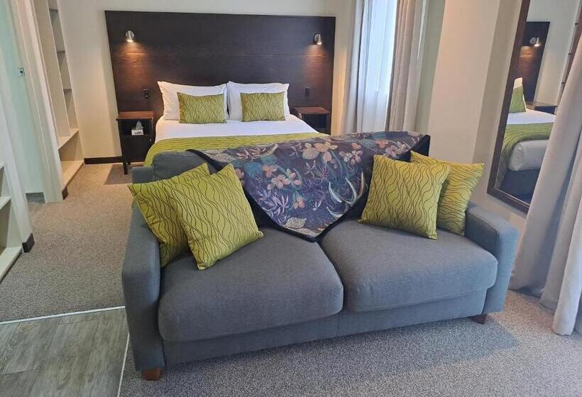 סטודיו דלוקס, Ava Lodge