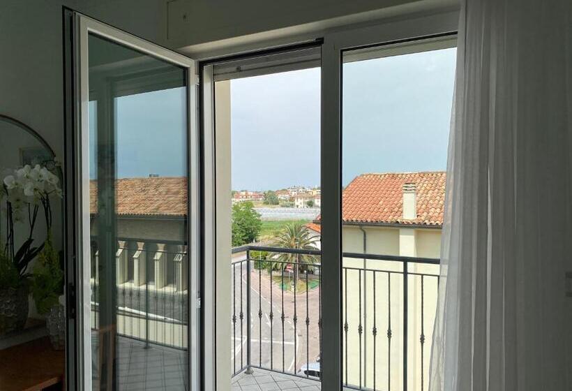 スタンダード4人部屋, Capri