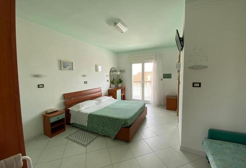 Номер Стандарт Трехместный, Capri
