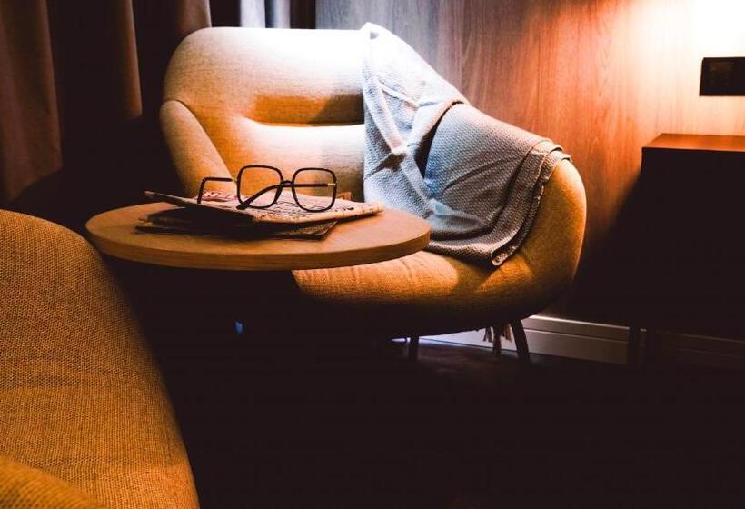 Студия Стандарт, Southgate Hotel London