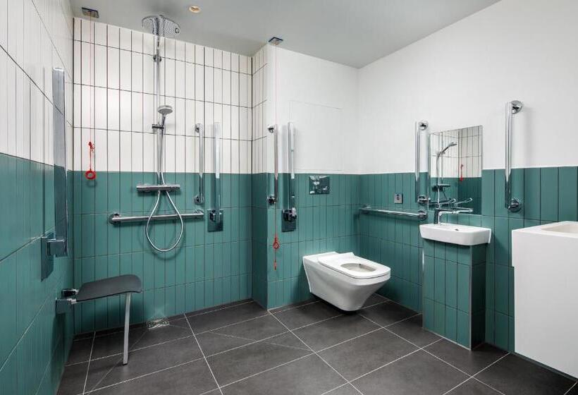 スタンダードスタジオ, Southgate Hotel London