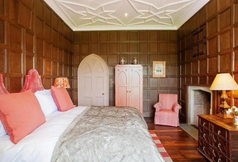 ガーデンビュースーペリアールーム, The North Wing Combermere Abbey