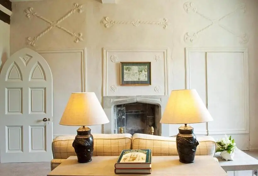 ガーデンビュースーペリアールーム, The North Wing Combermere Abbey