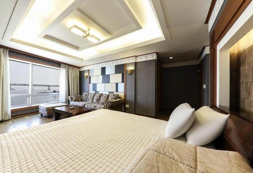 سوییت با چشم‌انداز دریا, Bridge