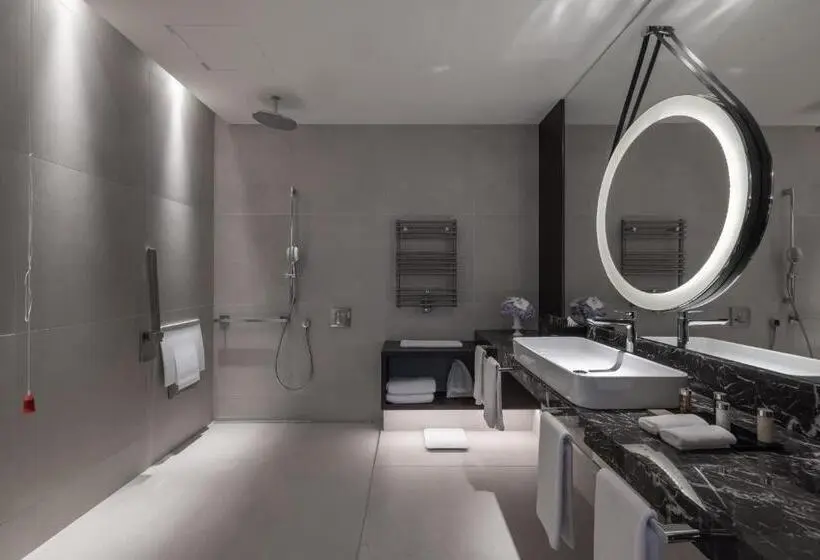 اتاق استاندارد با تخت بزرگ برای معلولان, Intercontinental   Ljubljana, An Ihg