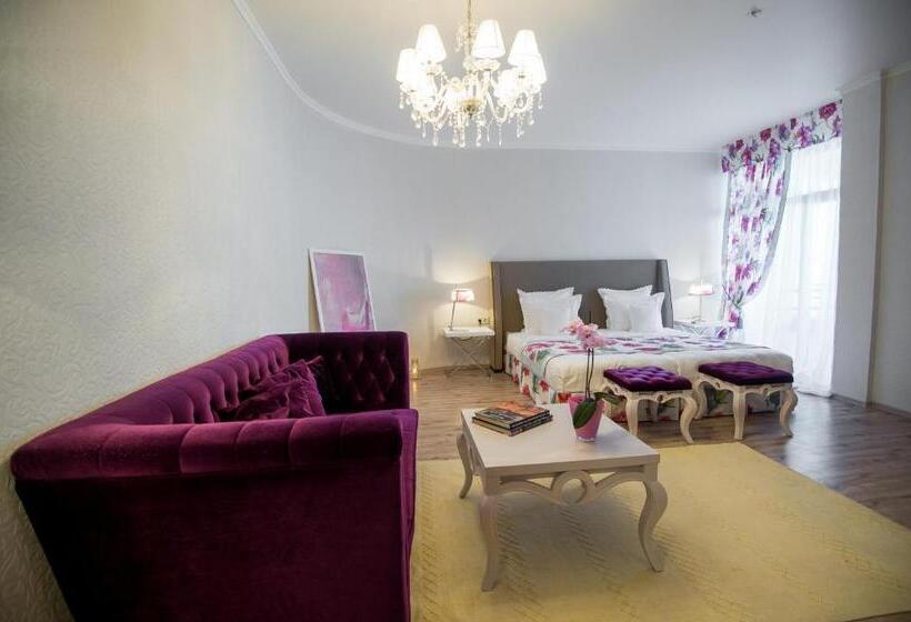 جناح جونيور مزوَّد بتراس, Tempo Boutique