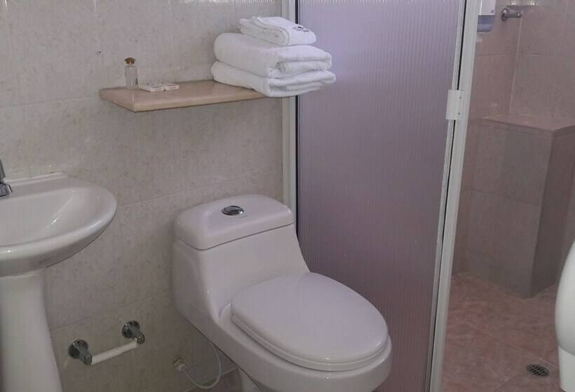 חדר אקונומי, Cafe Plaza