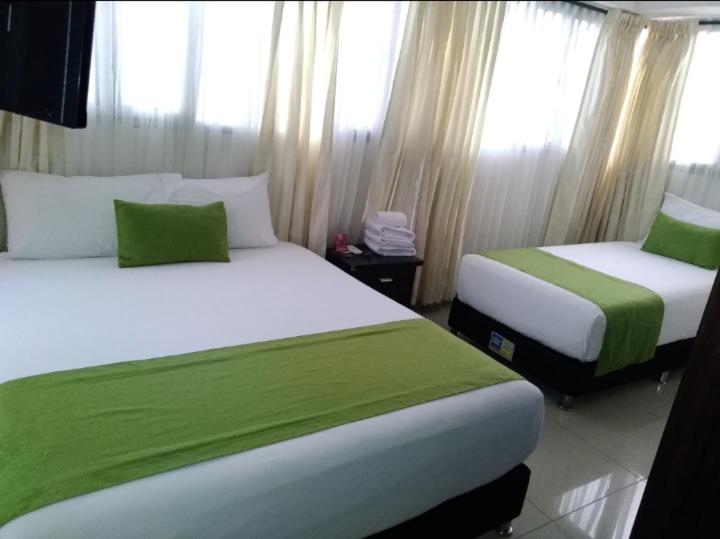 חדר אקונומי, Cafe Plaza