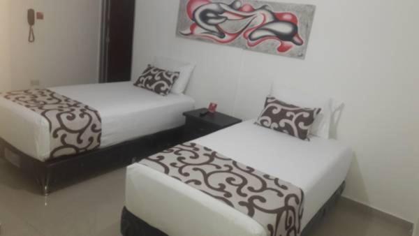 חדר אקונומי, Cafe Plaza