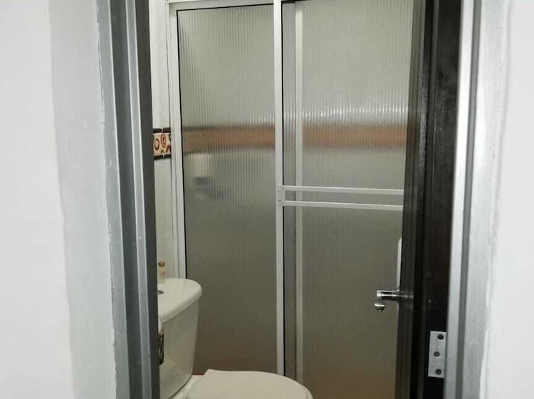 חדר סטנדרט לשלושה, Cafe Plaza