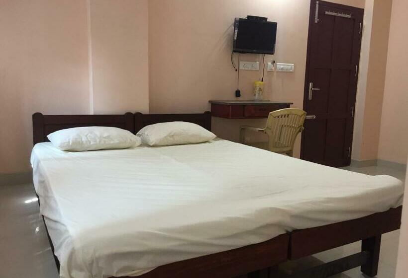 디럭스 룸, Mega Tourist Home Palarivattom