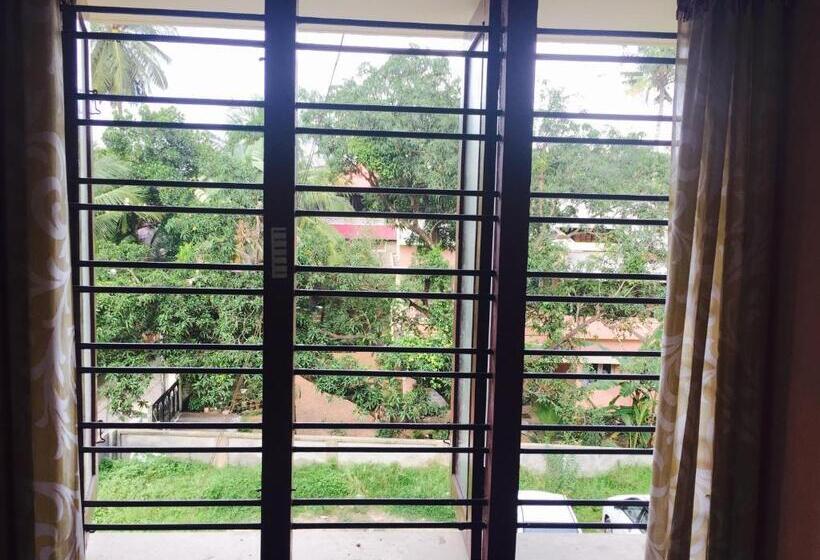 디럭스 룸, Mega Tourist Home Palarivattom