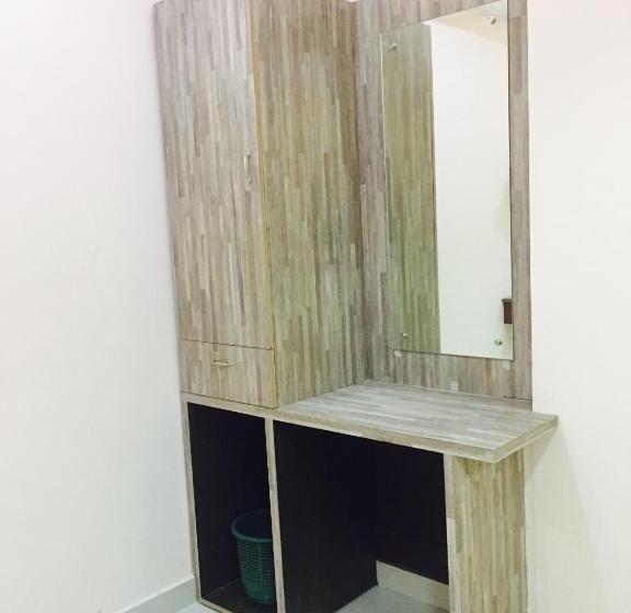 디럭스 룸, Mega Tourist Home Palarivattom