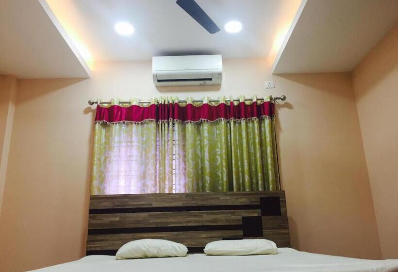 디럭스 룸, Mega Tourist Home Palarivattom