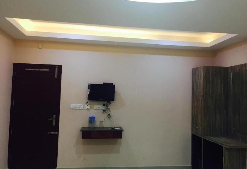 디럭스 룸, Mega Tourist Home Palarivattom