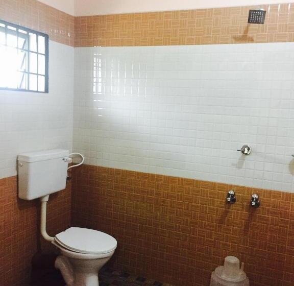 디럭스 룸, Mega Tourist Home Palarivattom