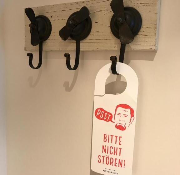 غرفة قياسية مزوَّدة بشُرفة, Der Kleine Hans