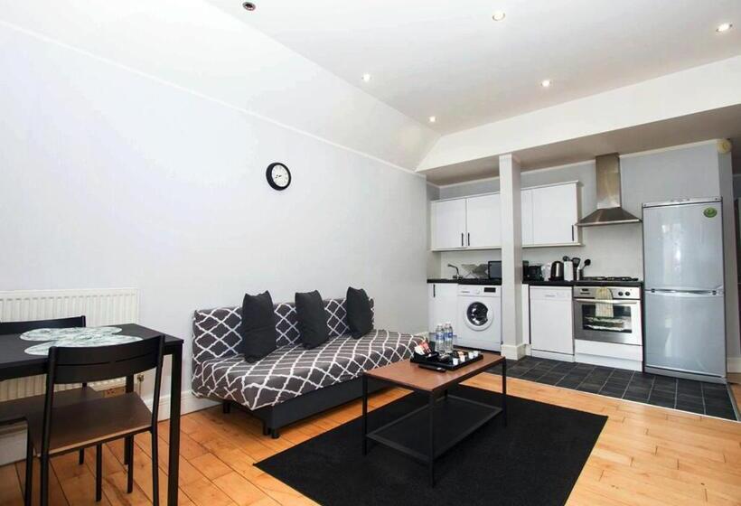 Апартаменты 2 Спальни, Westciti Caroco Apart
