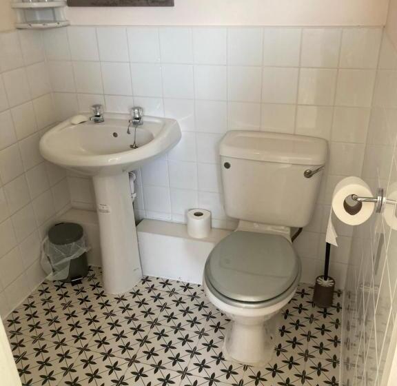 标准单人间, Overdale Motel