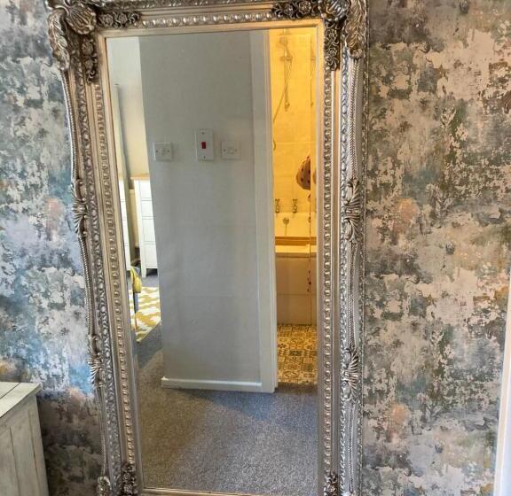 标准间, Overdale Motel