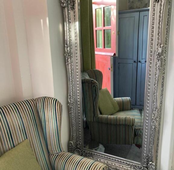 标准间, Overdale Motel