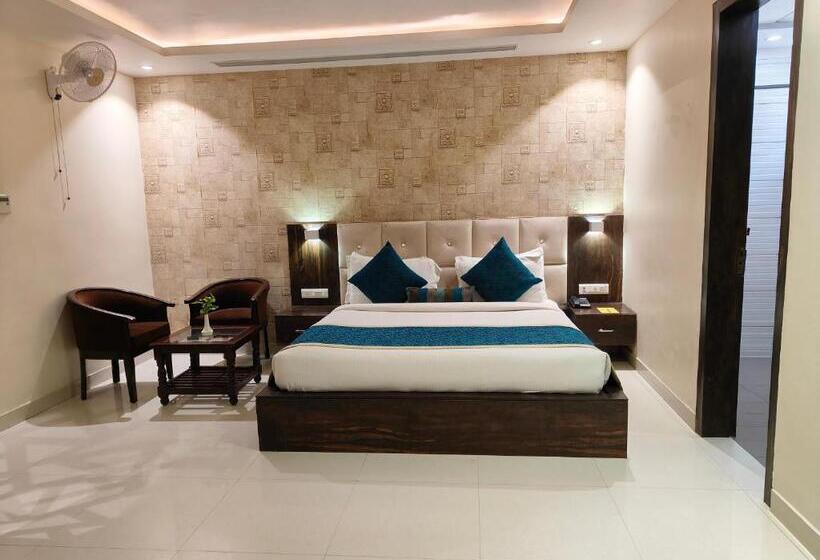 اتاق لوکس, Pinnacle By Click Hotels, Lucknow