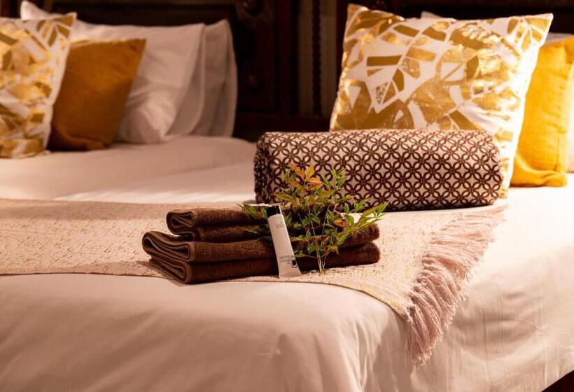 디럭스 룸, Out Of Africa Town Lodge