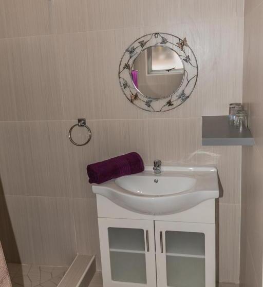 디럭스 룸, Out Of Africa Town Lodge