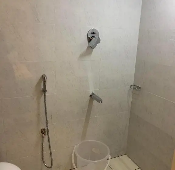 اتاق اکونومی یک تخته, Temple City