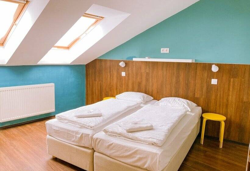 اتاق استاندارد با سرویس بهداشتی مشترک, Safestay Bratislava Presidential Palace