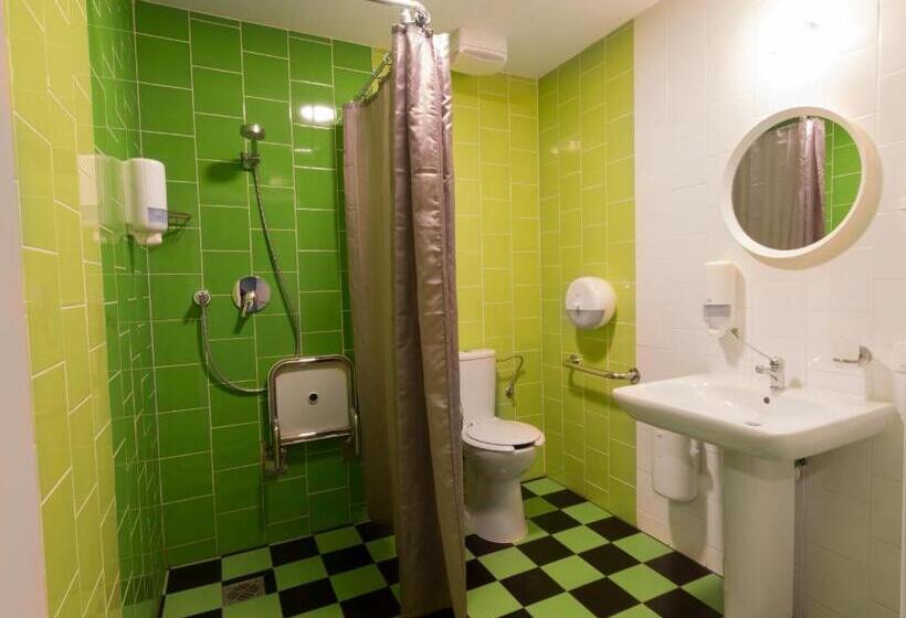 اتاق استاندارد با سرویس بهداشتی مشترک, Safestay Bratislava Presidential Palace